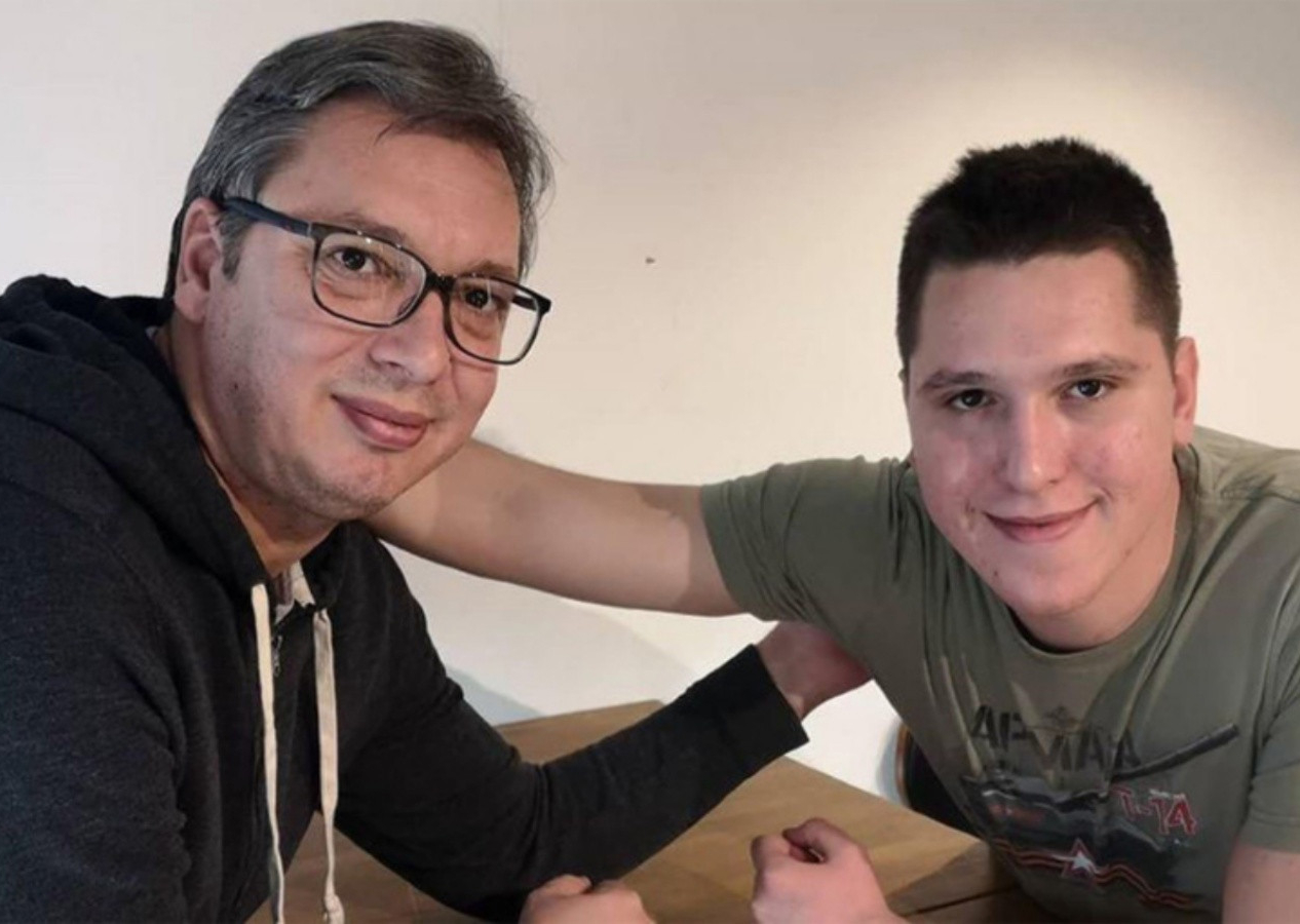 Sırbistan Cumhurbaşkanı Vucic'in oğlunun giydiği tişört Kosova'da krize neden oldu!