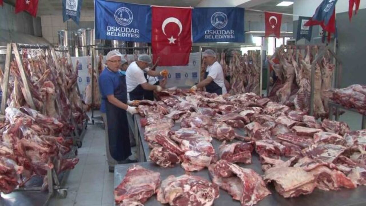 Üsküdar Belediyesi'den deprem bölgesine pişirilmiş kurban eti!