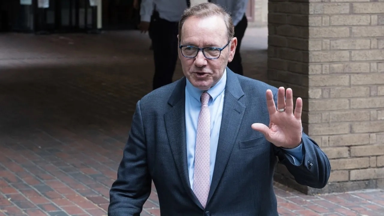 4 erkeğe cinsel saldırıda bulunan ünlü aktör Kevin Spacey, 12 suçtan yargılanıyor!