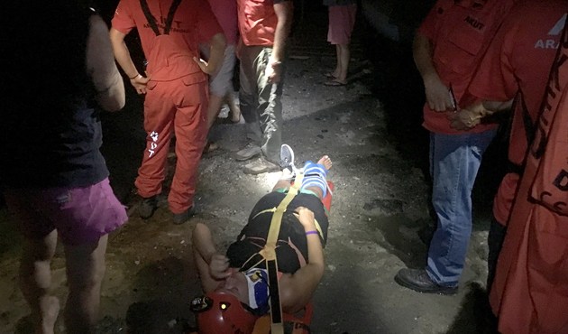 Fethiye'de ayağı kırılan İskoç turistin yardımına AKUT koştu...