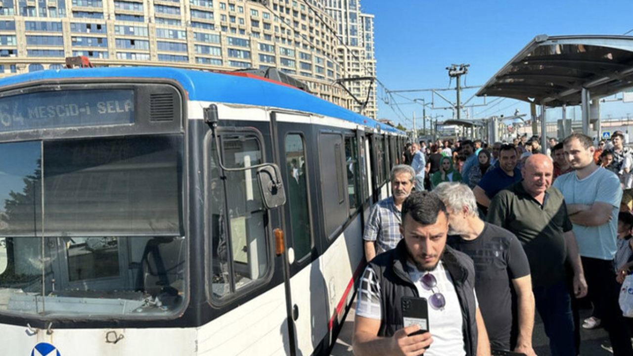 İstanbullunun toplu taşıma çilesi! Şimdi de tramvay bozuldu