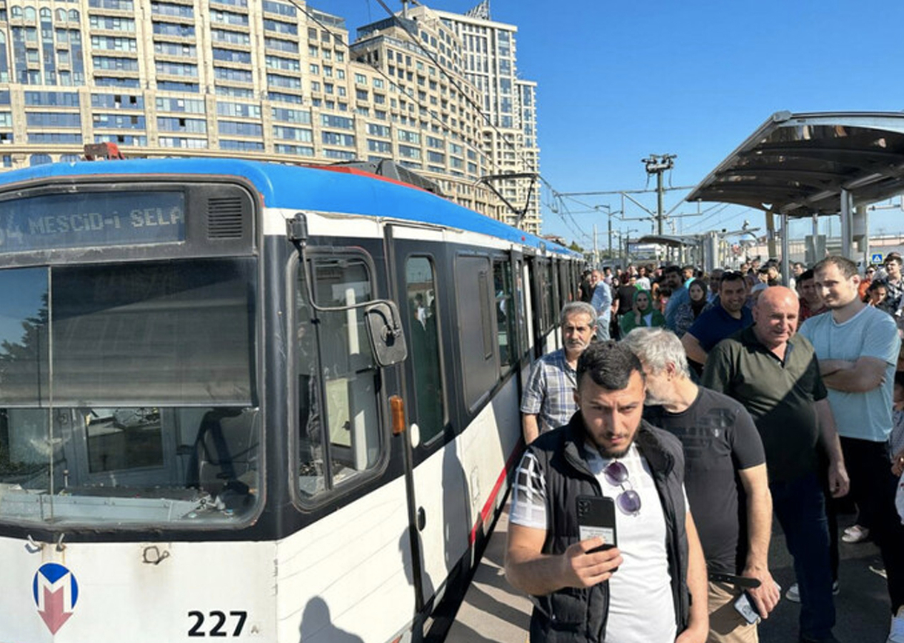 İstanbullunun toplu taşıma çilesi! Şimdi de tramvay bozuldu
