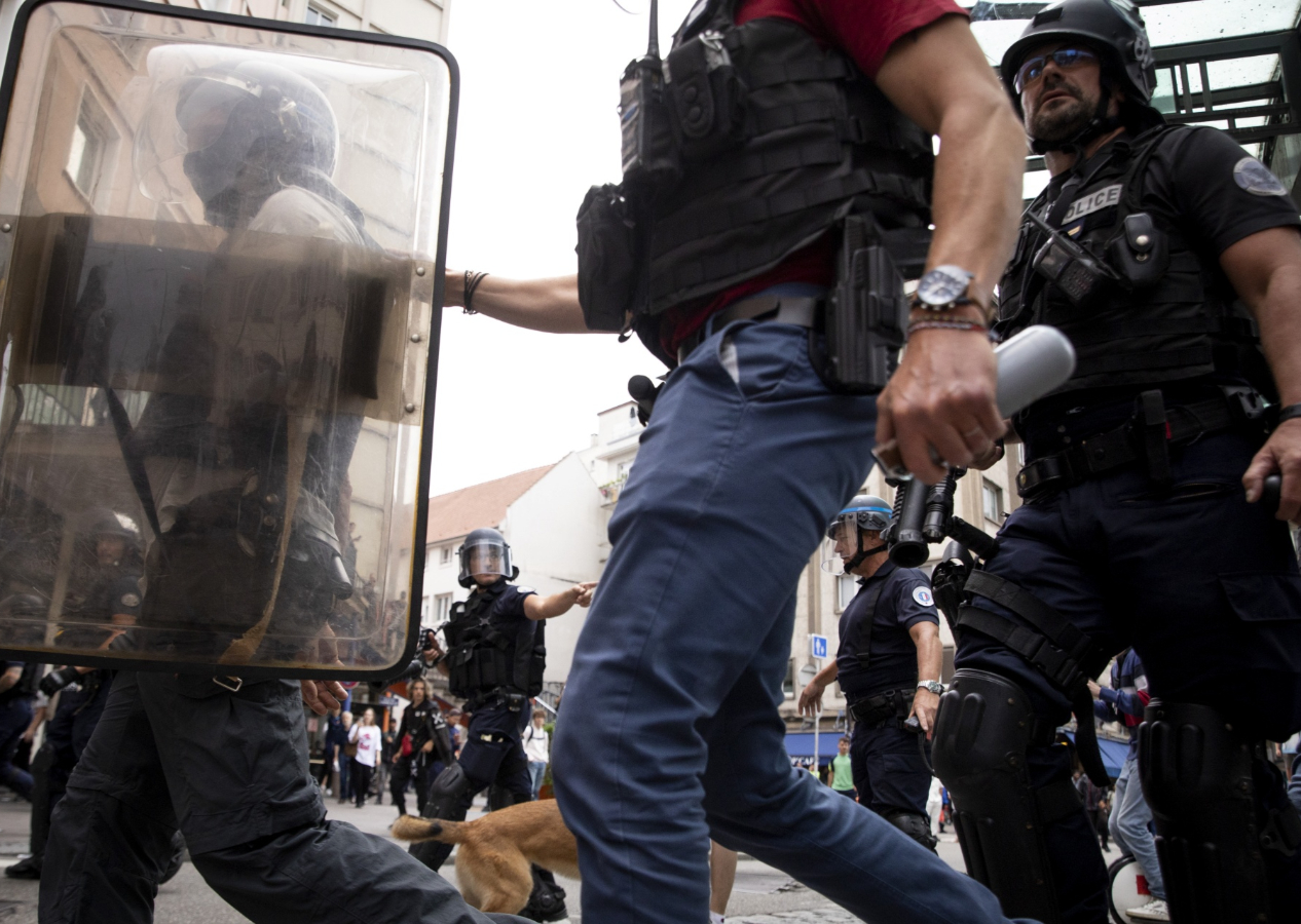 Fransa'da olaylar durmuyor! 79 polis ve jandarma yaralı, 1300 gözaltı
