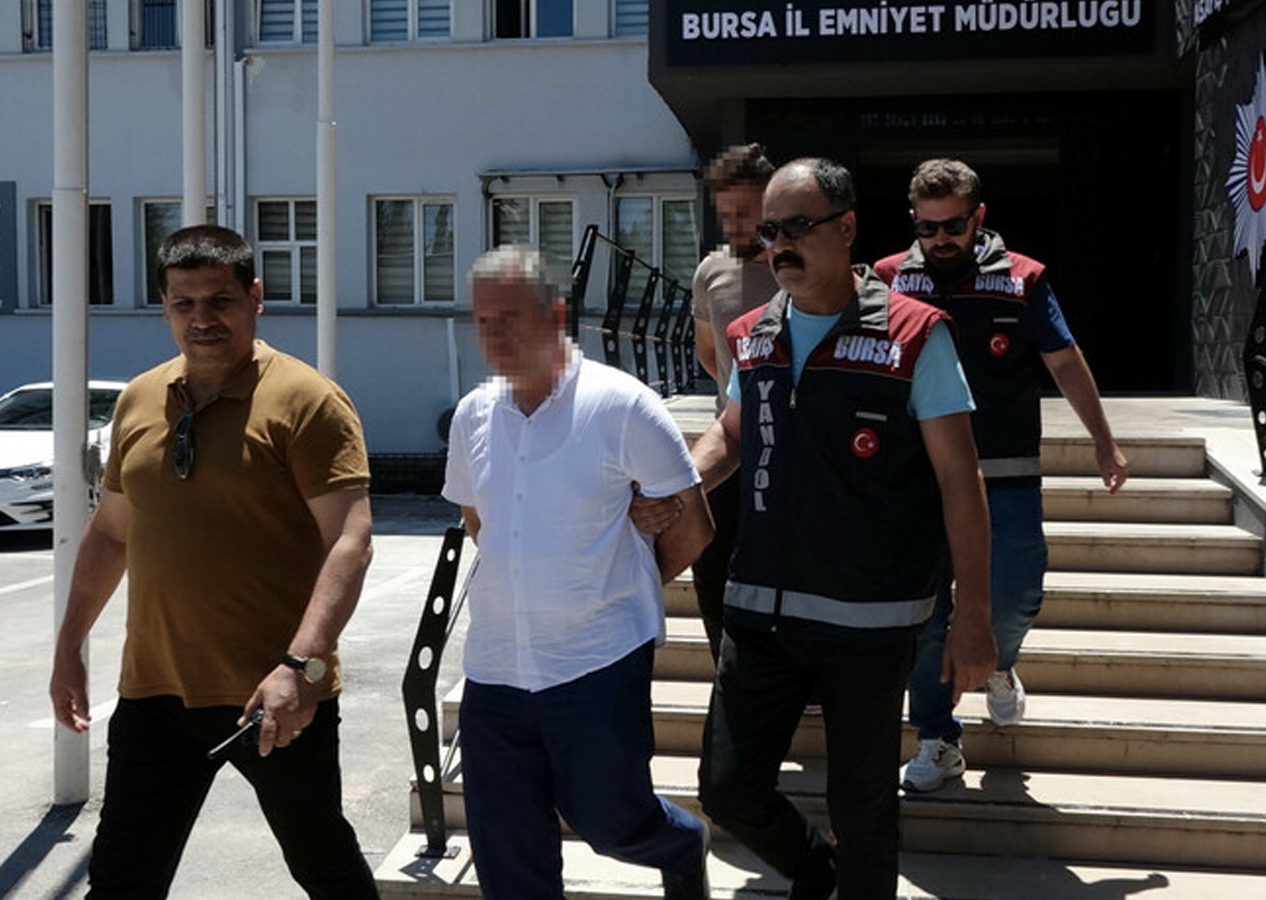 Kurbanlık danaya giren vatandaşlara sosis vermişlerdi: Baba oğul tutuklandı