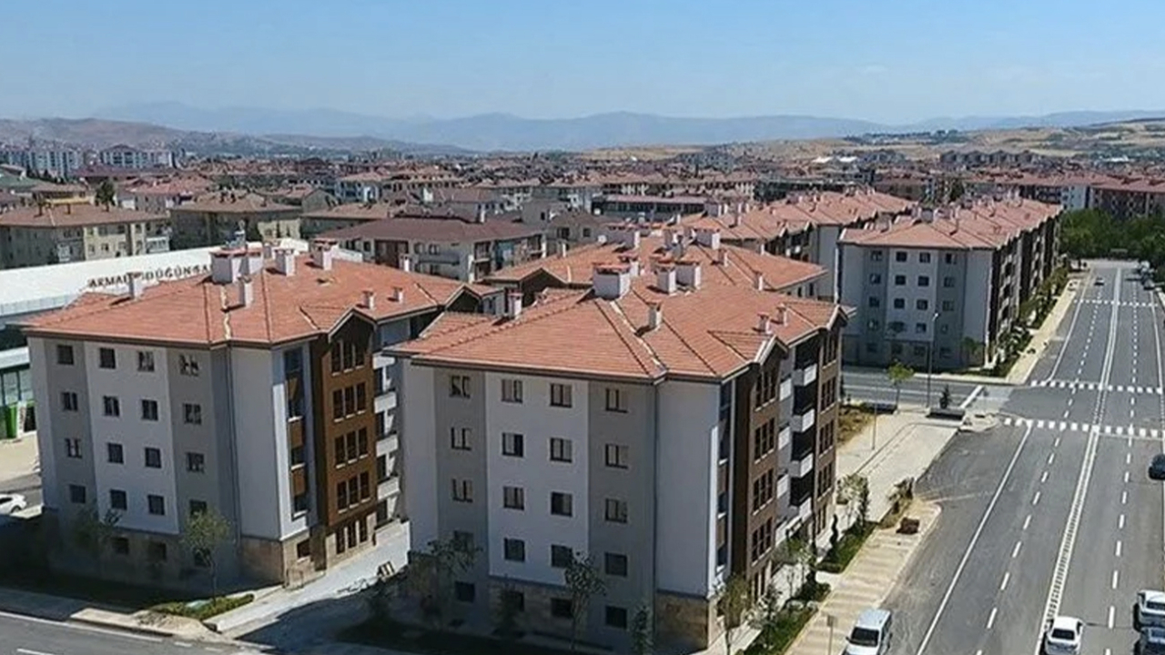 Cumhurbaşkanı Erdoğan deprem konutlarının teslim tarihini açıkladı