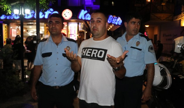 Adana'da ''Hero'' tişörtü gözaltısı...