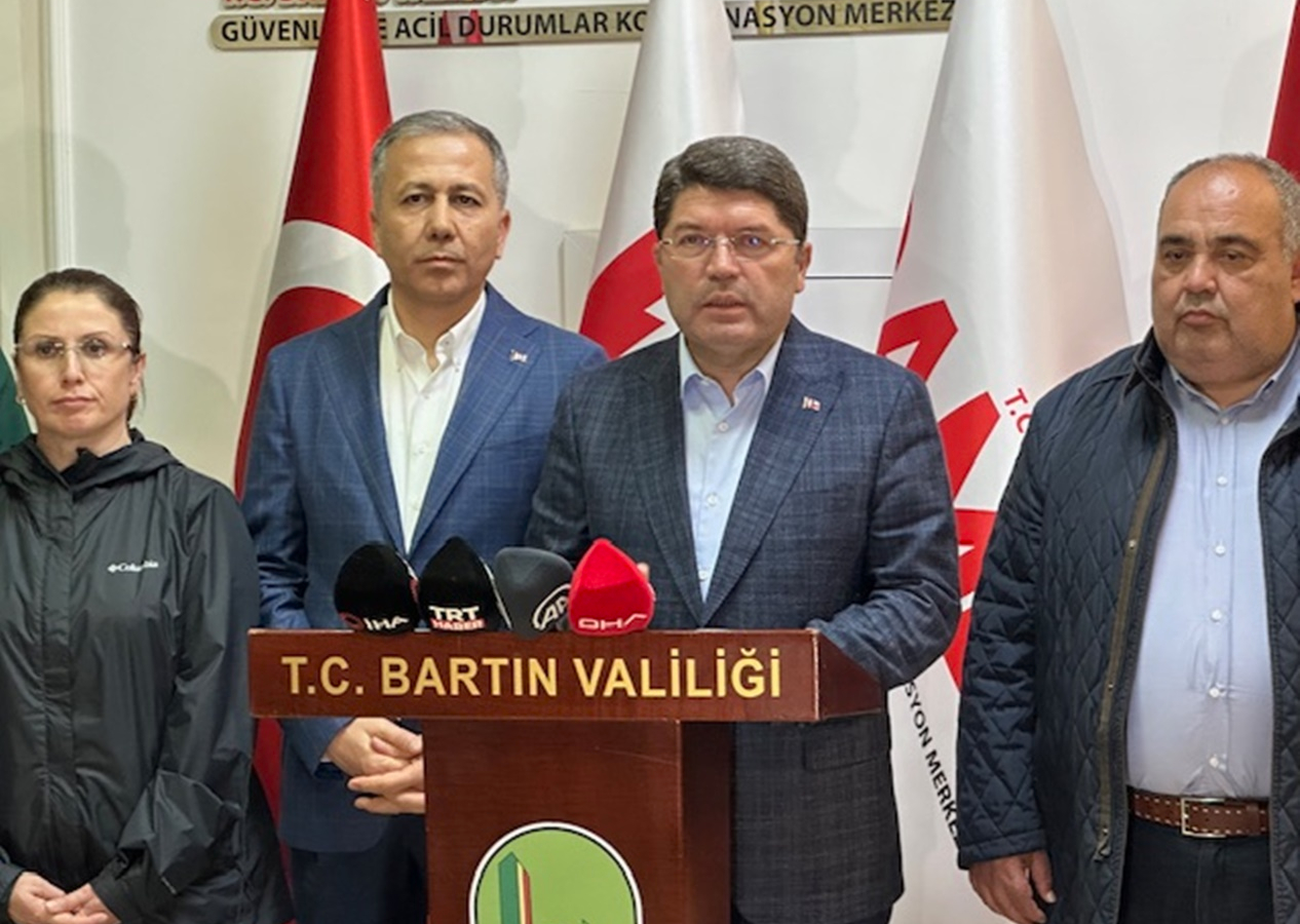Bakan Yerlikaya ve Bakan Tunç, selin vurduğu Bartın'da! Saat vererek uyardı: Dere yataklarından uzak durun