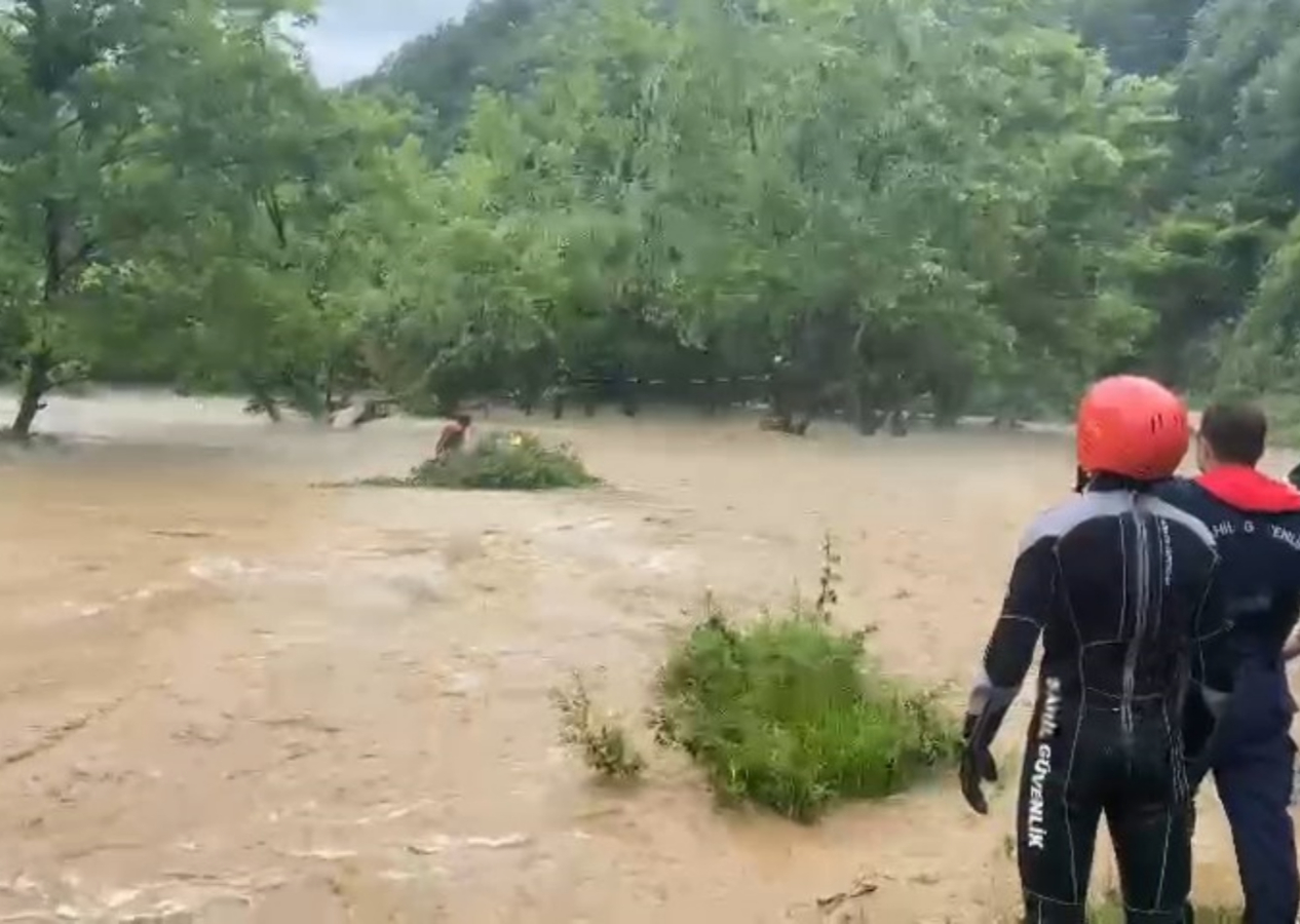 Şile'de sel sularında mahsur kalan iki kişi helikopterle kurtarıldı