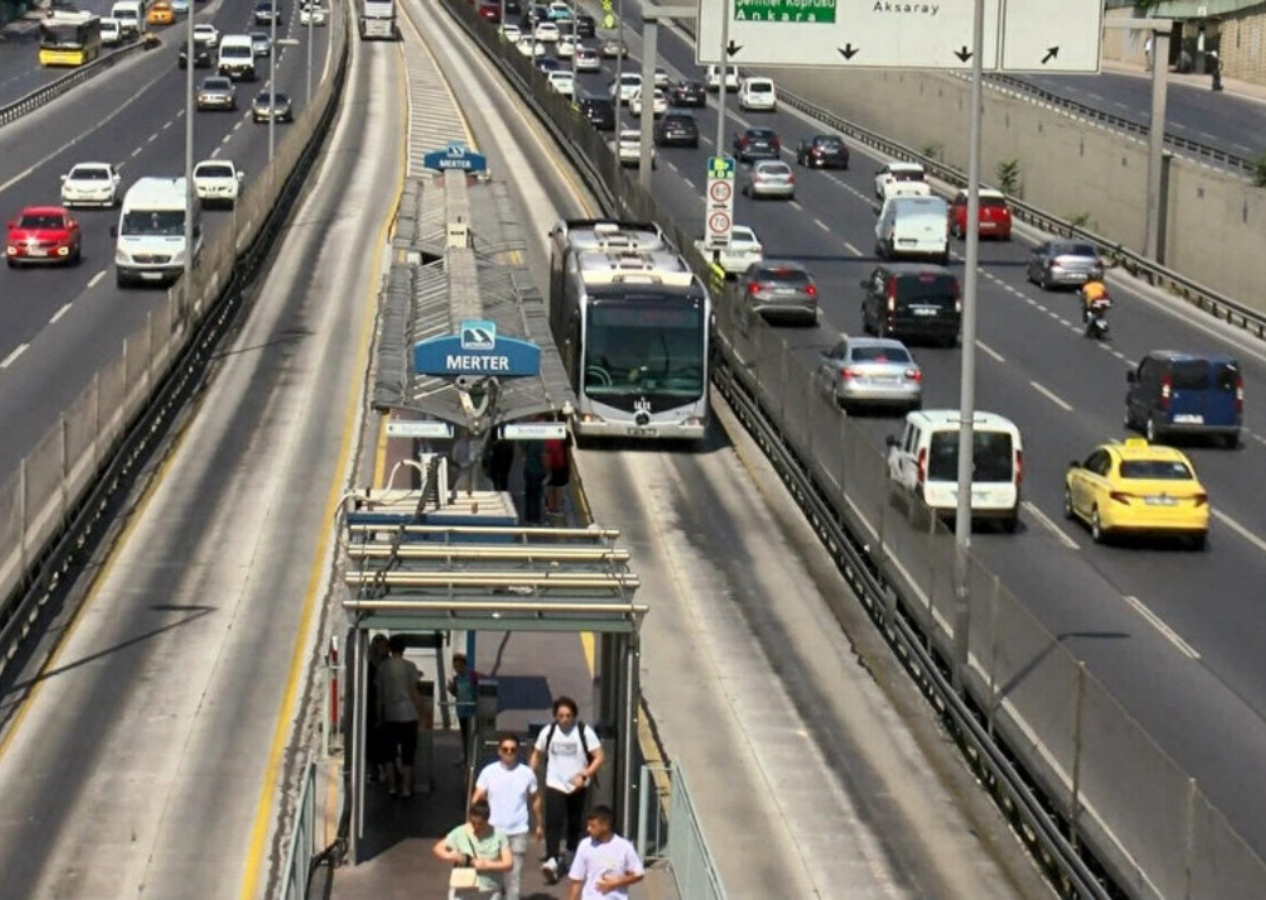İstanbul'da metrobüs yolu eridi! O duraklar 36 saat kapalı kalacak
