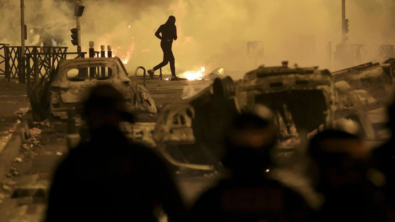 Paris'te polis şiddetine karşı düzenlenen protestoda sert müdahale!