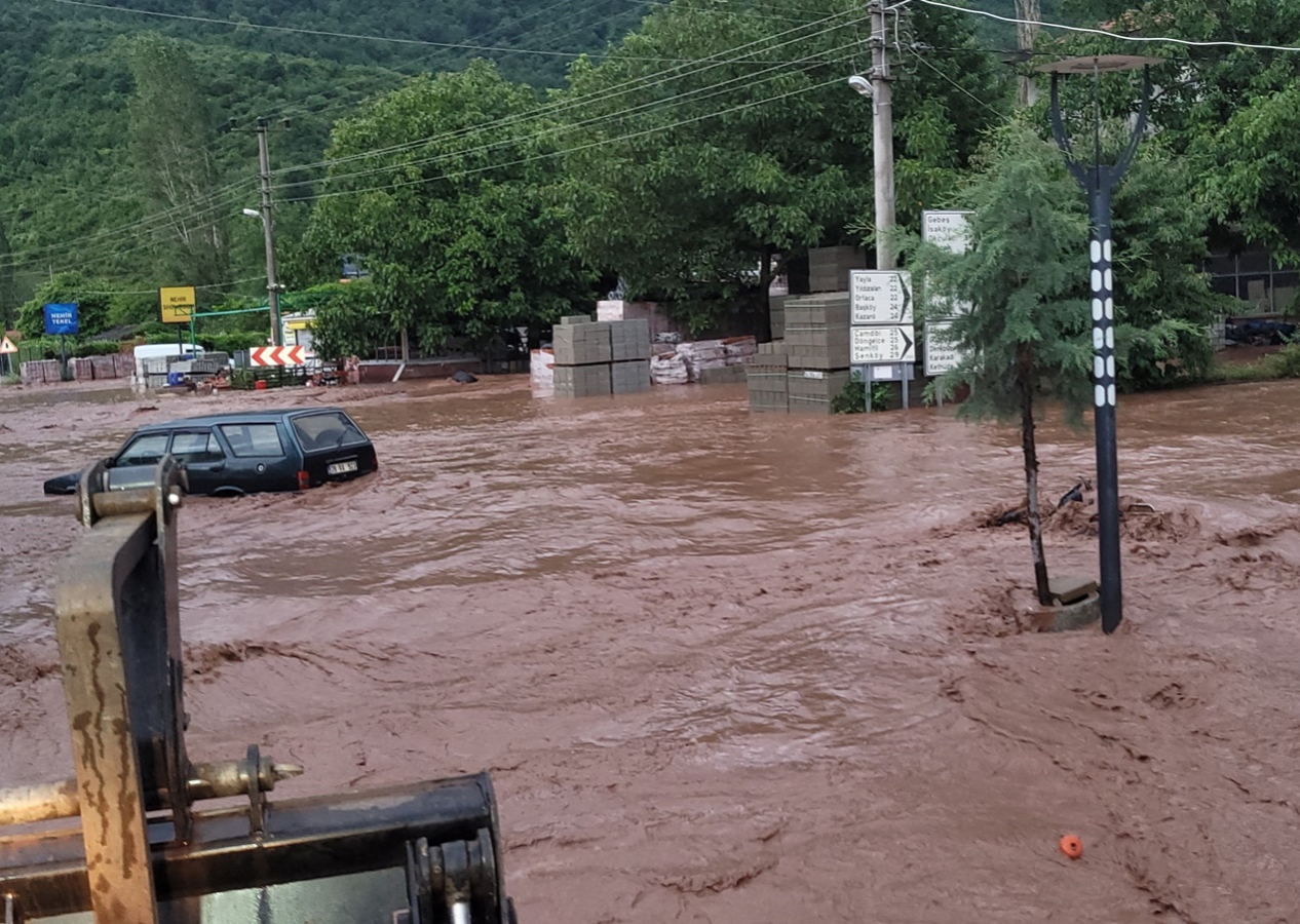 Kastamonu'da sel felaketi: 3 mahallede ev ve iş yerlerini su bastı! O yol ulaşıma kapandı
