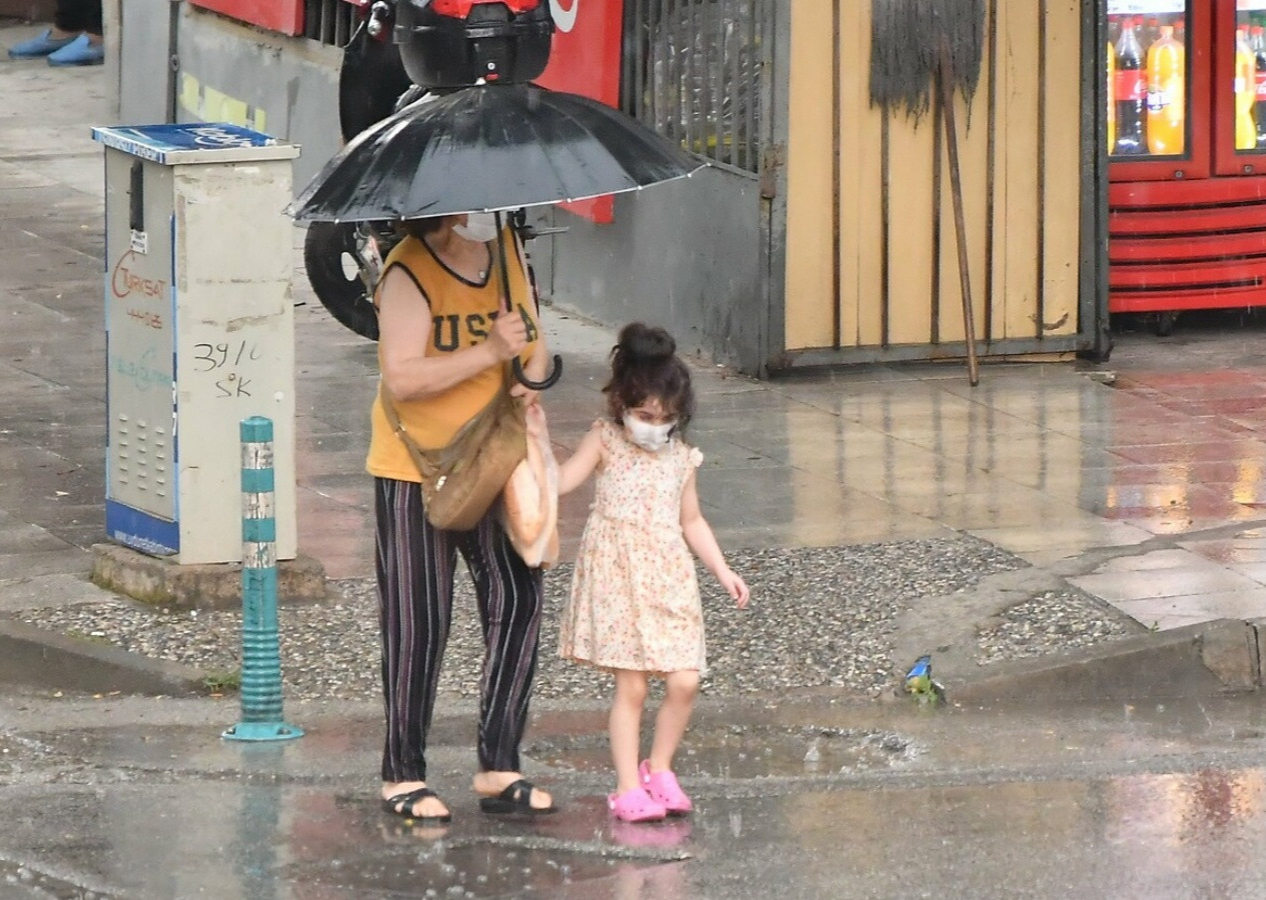 Meteoroloji'den sarı ve turuncu kodlu uyarı! Bu illerde yaşayanlar dikkat: Gök gürültülü sağanak etkili olacak!
