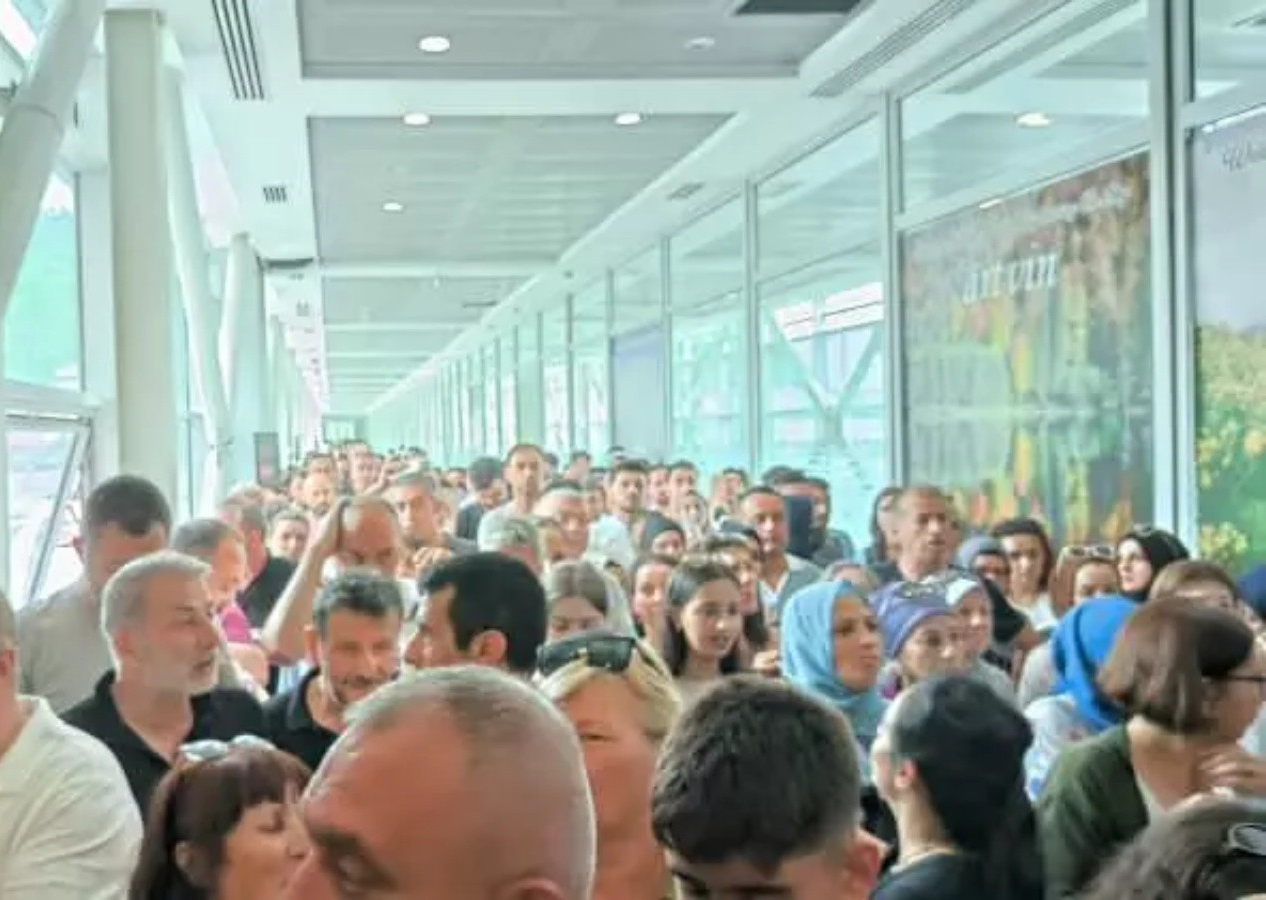 Zam gelince telefon kaydı için akın ettiler! Sınır kapılarında 'son gün' yoğunluğu...