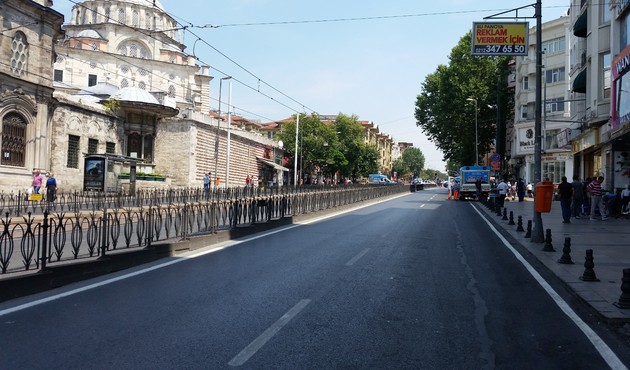 İstanbul'un en işlek caddelerinden biri trafiğe kapatıldı! / VİDEO