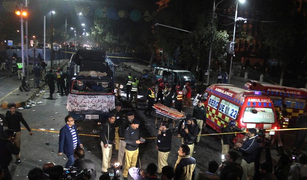 Pakistan'da bomba yüklü kamyon patladı...