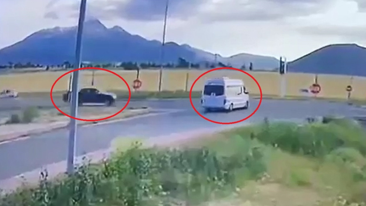 Kamyonet ile işçi servisi çarpıştı! 21 kişinin yaralandığı kaza kamerada...