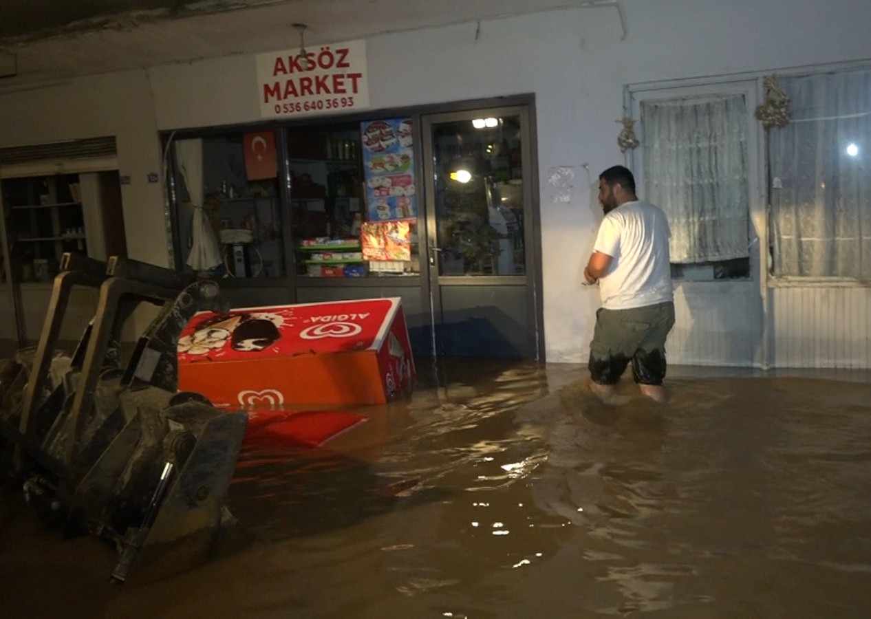 Sakarya'da sağanak yağmur mahalleyi göle çevirdi! Vatandaşlar mahsur kaldı...