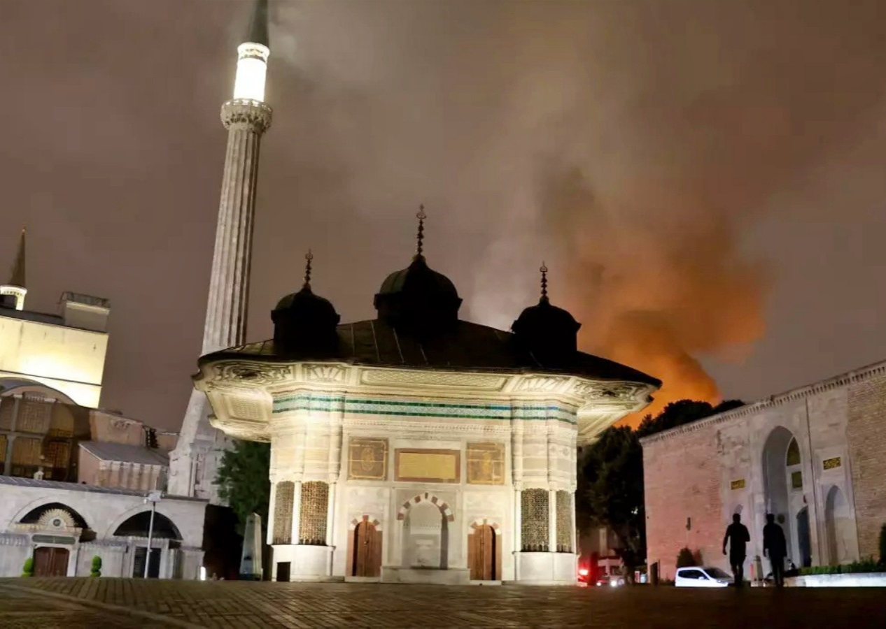 Topkapı Sarayı'nda korkutan yangın! Milli Saraylar Başkanlığı'ndan açıklama geldi: Çökmeler meydana geldi!