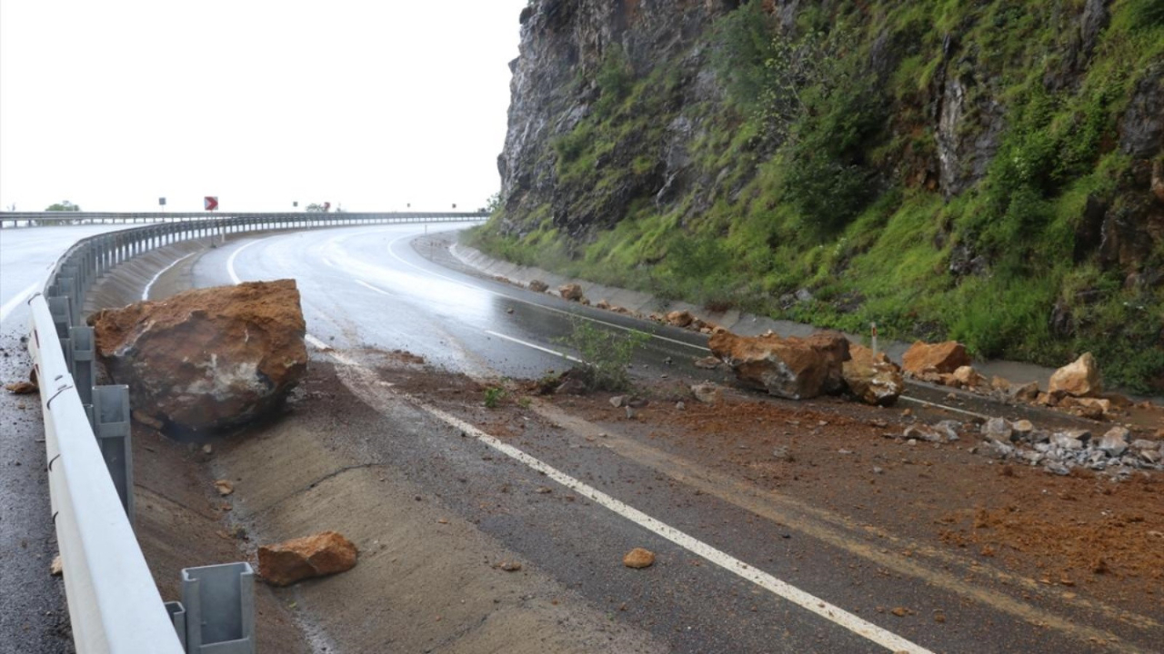 Sağanak sonrası heyelan! Zonguldak-İstanbul kara yolu ulaşıma kapatıldı...