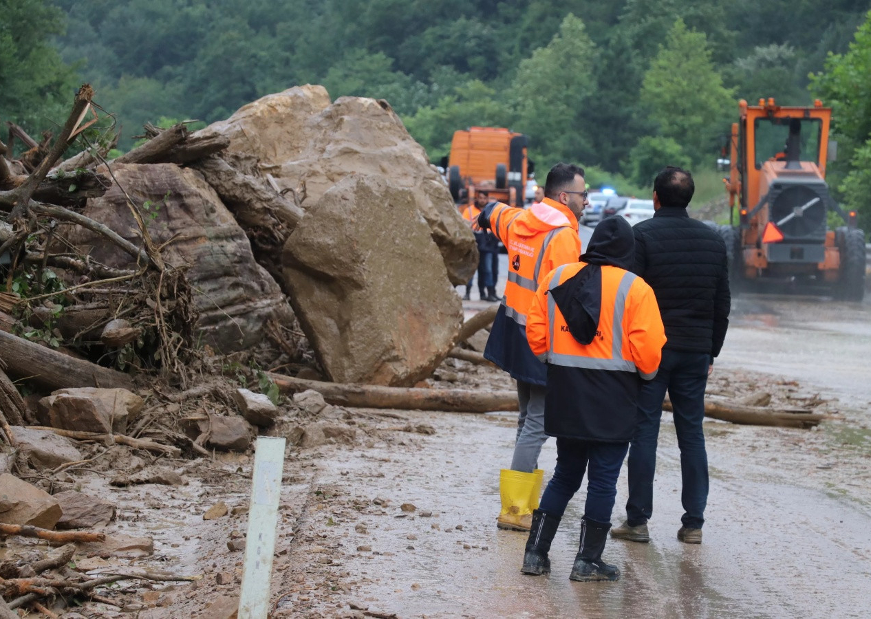 Karadeniz'de sel felaketi... Dereler taştı, yollar kapandı! 1 kişi hayatını kaybetti...