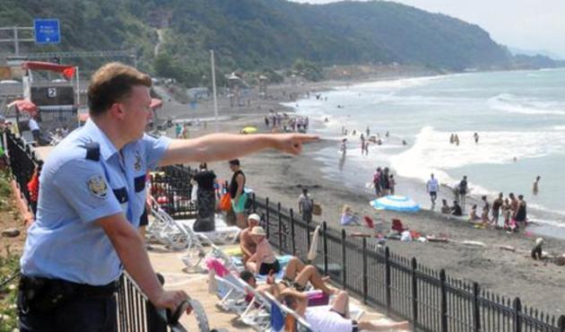 Tatilciler şaşkına döndü! Polis tek tek denizden topladı...