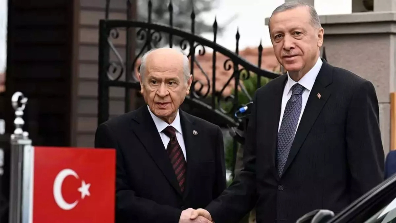 Cumhurbaşkanı Erdoğan ve Bahçeli arasında sürpriz görüşme! Gündem: Emekli maaşlarına ek zam!