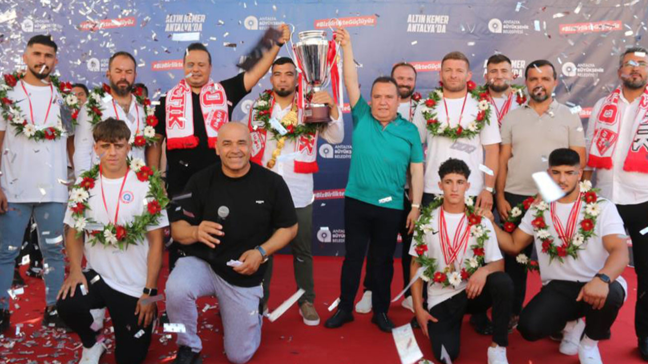 Yusuf Can Zeybek'e memleketi Antalya'da coşkulu karşılama