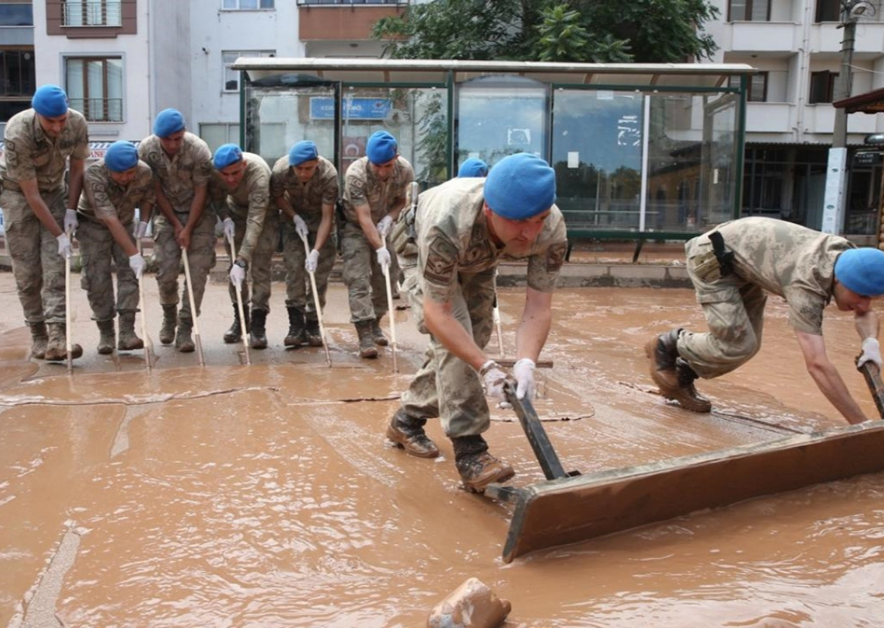 Bartın sular altında! Mehmetçik olay yerine desteğe geldi...