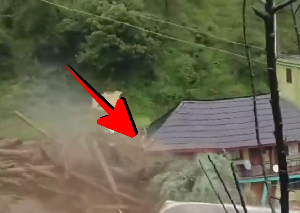 Hindistan'da sel felaketi! En az 22 ölü var... Heyelan evleri böyle yuttu...