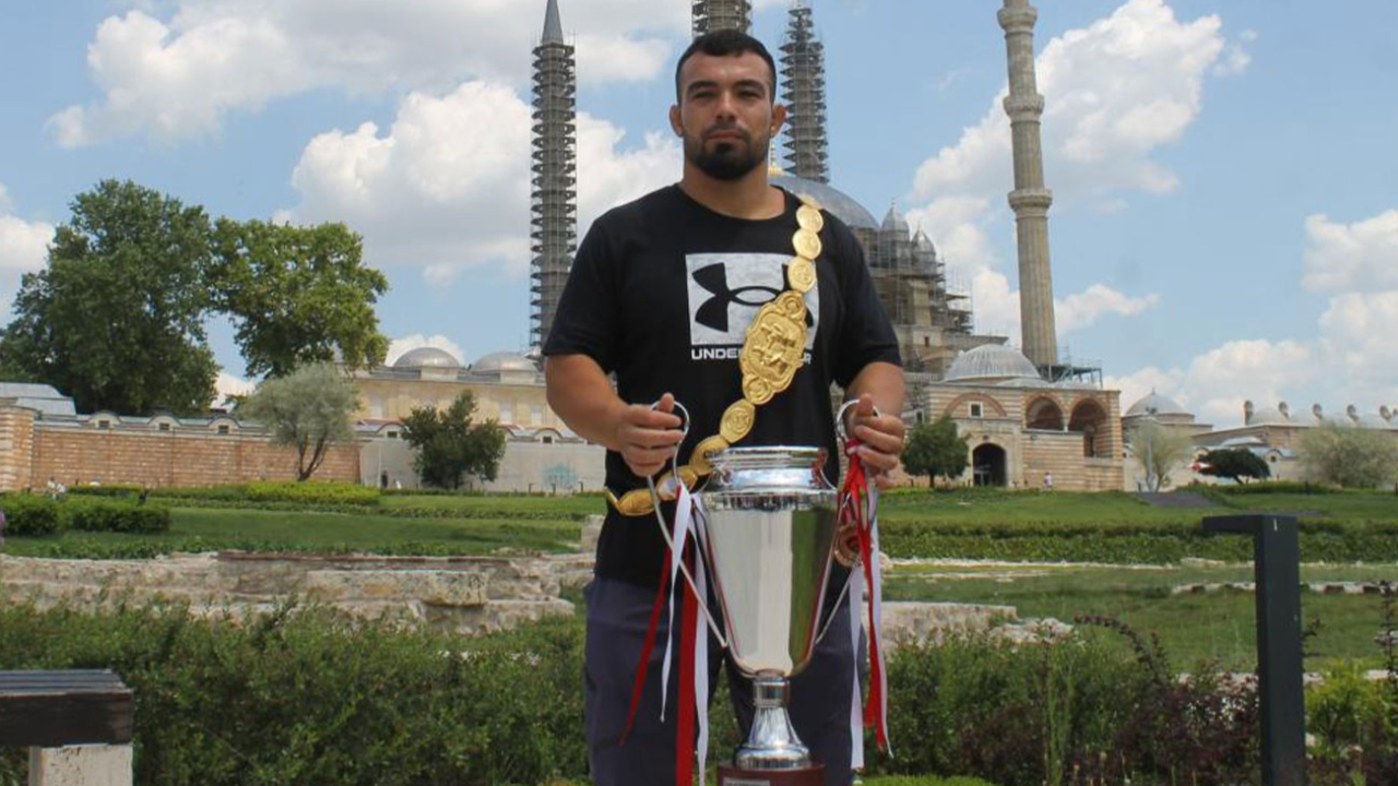 Başpehlivan Zeybek: Eşim rüyada kemeri alacağımı görmüş
