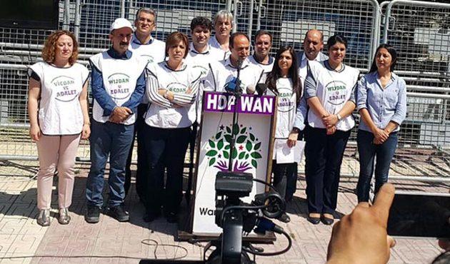 HDP'ye Van şoku! 14'ü milletvekili 35 kişiye miting yaptılar!