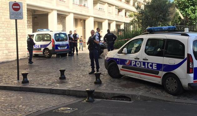 Paris'te bir araç askerlerin üzerine sürüldü, yaralılar var! İşte ilk görüntüler...