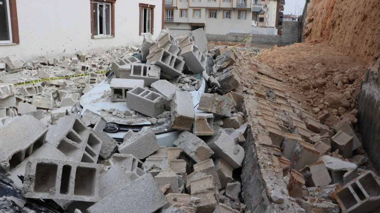 Gaziantep'te hasarlı iki katlı bina çöktü! 5 kişi yaralandı...