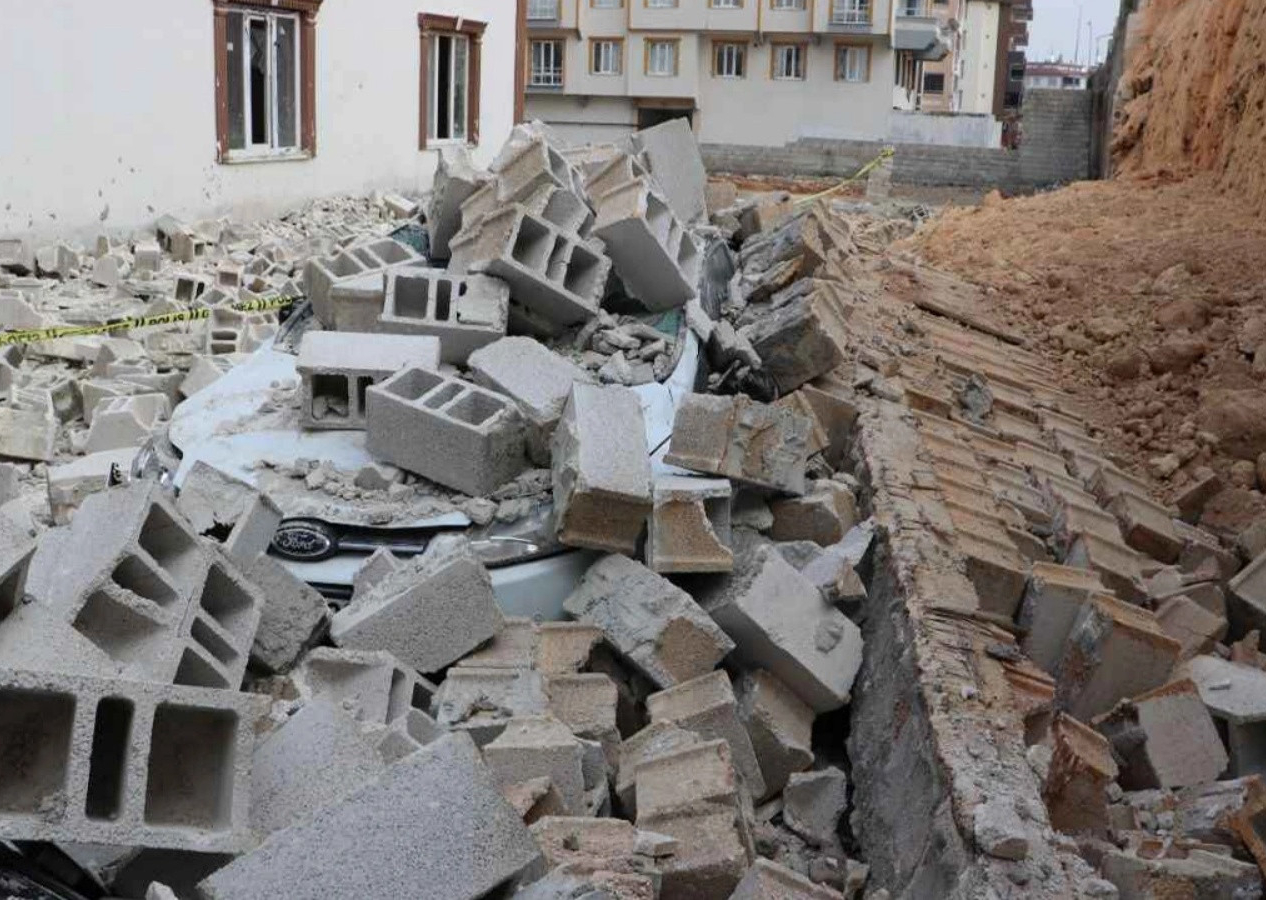 Gaziantep'te hasarlı iki katlı bina çöktü! 5 kişi yaralandı...