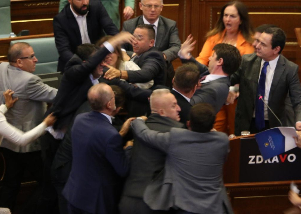 Kosova Parlamentosu’nda büyük kavga! Yumruklar havada uçuştu! İşte o anlar...