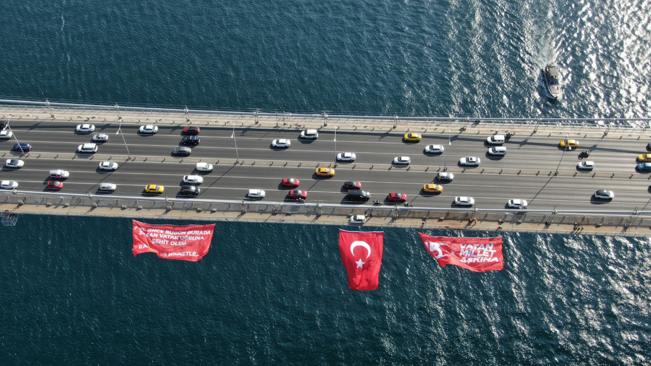 15 Temmuz Şehitler Köprüsü'ne dev Türk Bayrağı asıldı