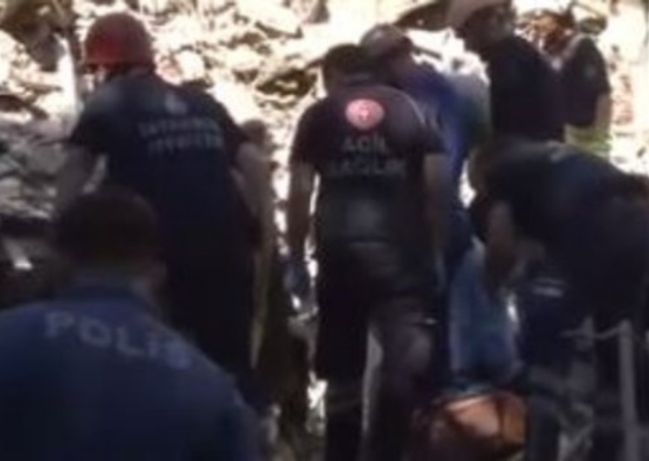 Bakırköy'de yıkımı yapılan bina çöktü! 1 kişi göçük altında kaldı...