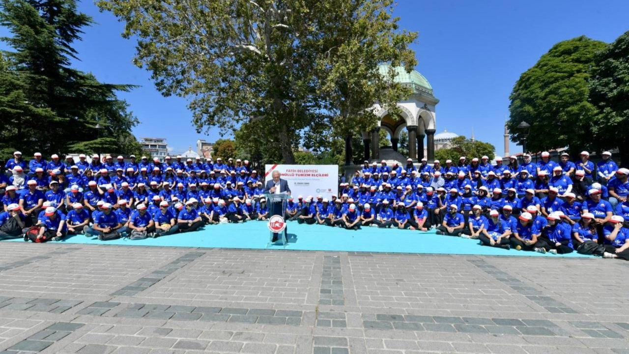 Fatih Belediyesi'nden Gönüllü Turizm Elçileri projesi: Gençler hem turistlere yardımcı olacak hem de sosyalleşerek yabancı dillerini geliştirecek