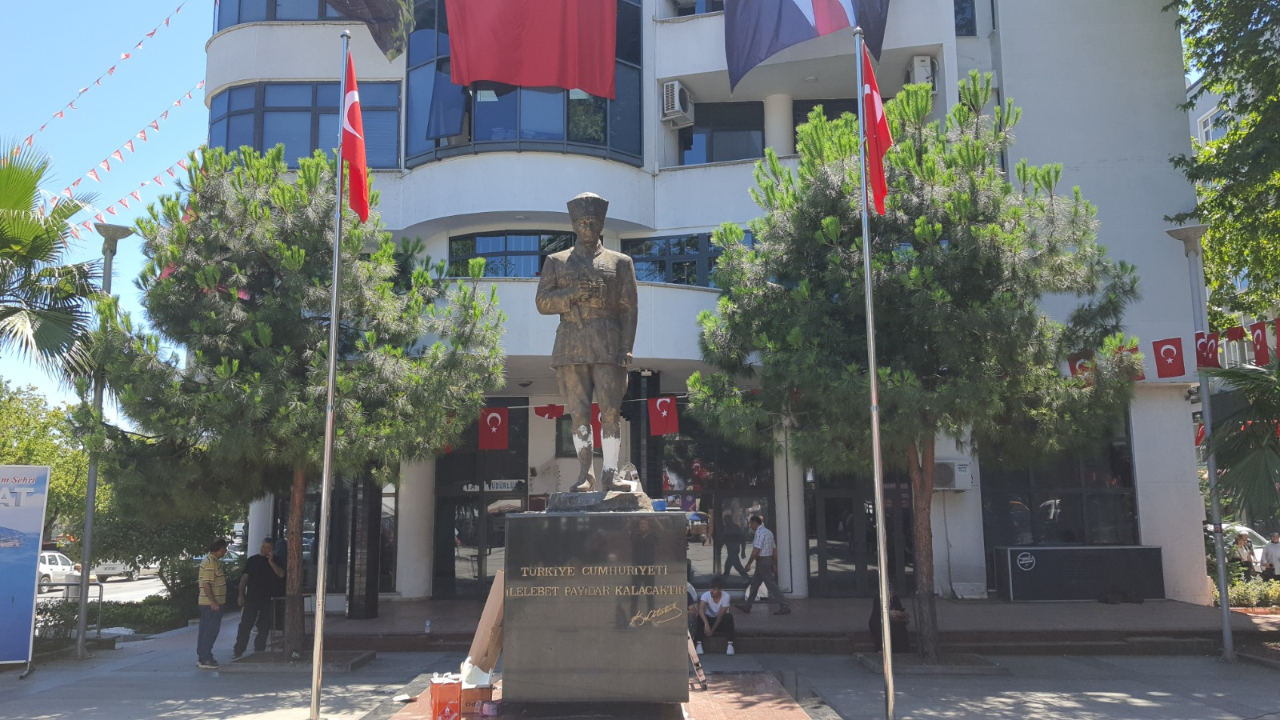 Trabzon'da Atatürk heykeline balyozlu saldırı!