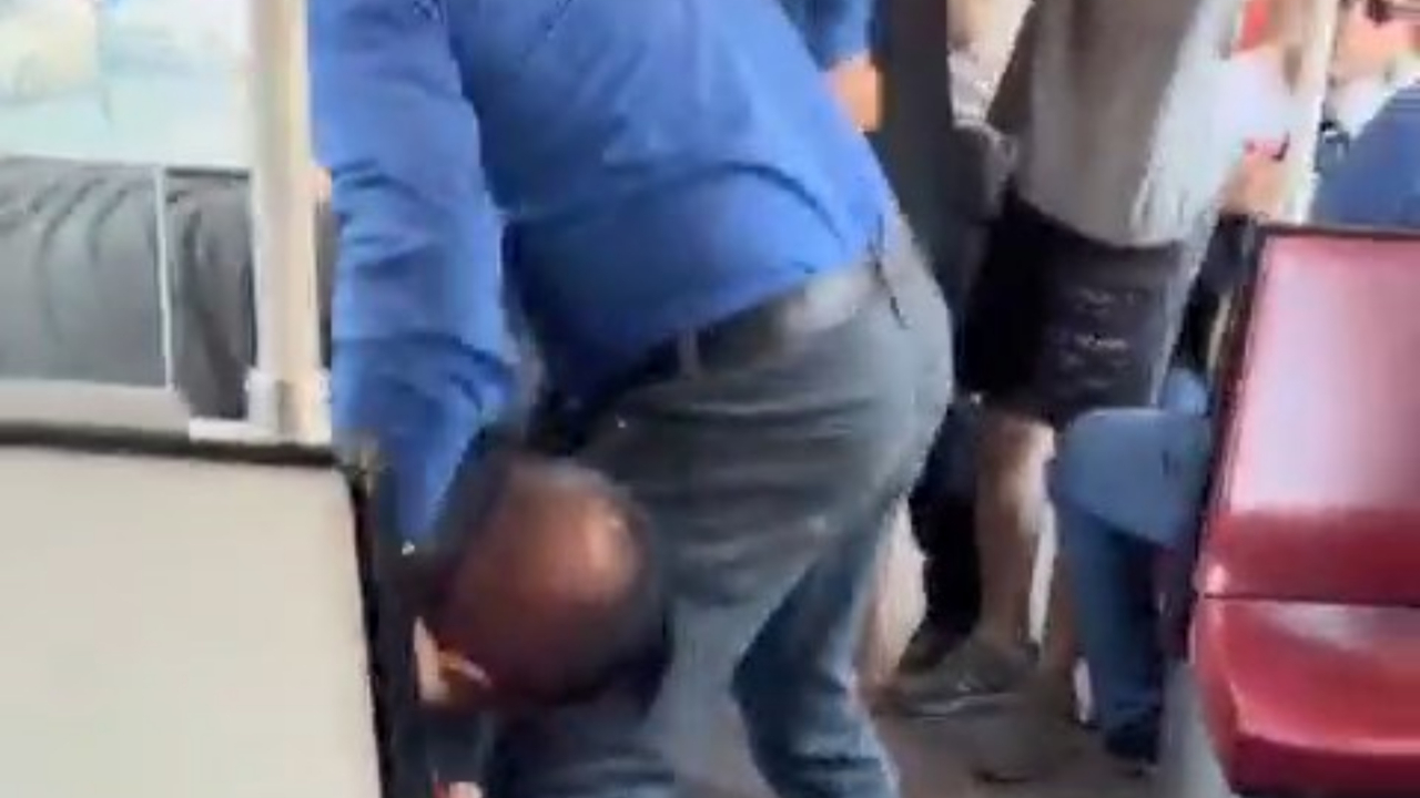 Tramvayda bıçaklı kavga! O anlar böyle görüntülendi
