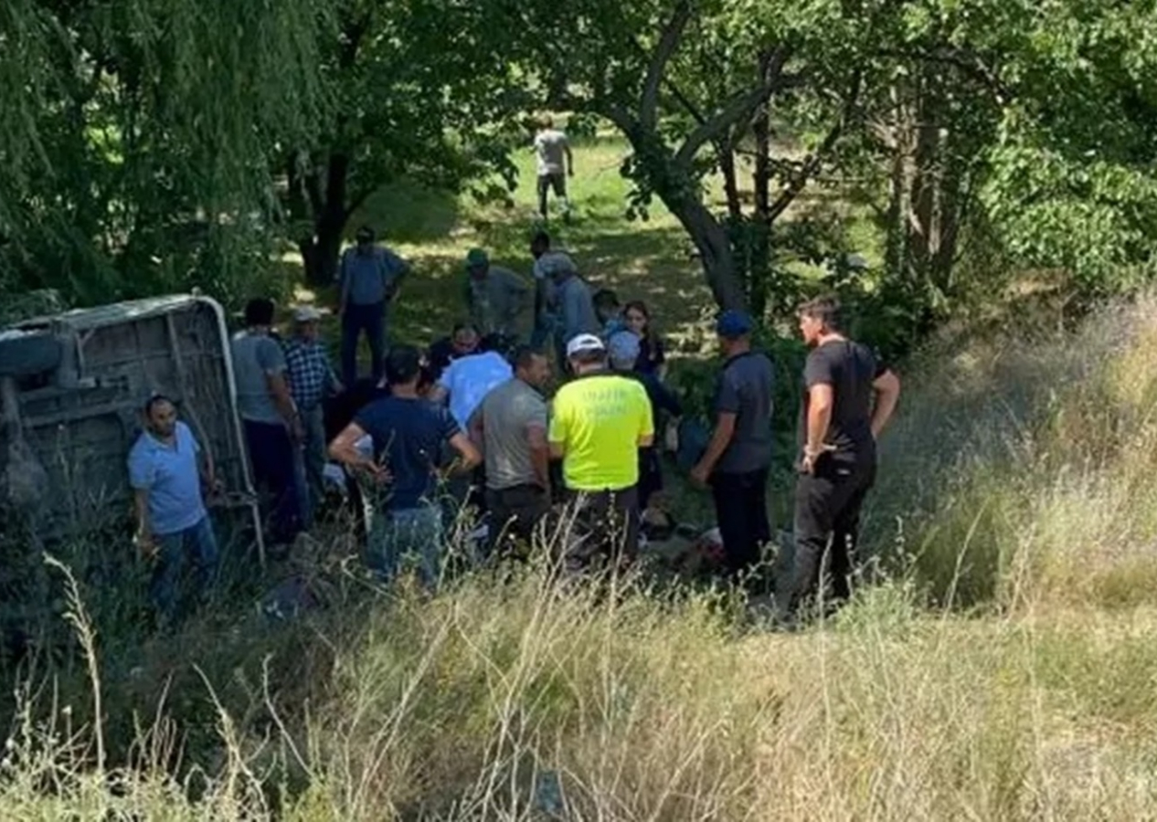 Afyonkarahisar'da can pazarı: Tarım işçilerini taşıyan minibüs devrildi! 4 kişi öldü, çok sayıda yaralı var