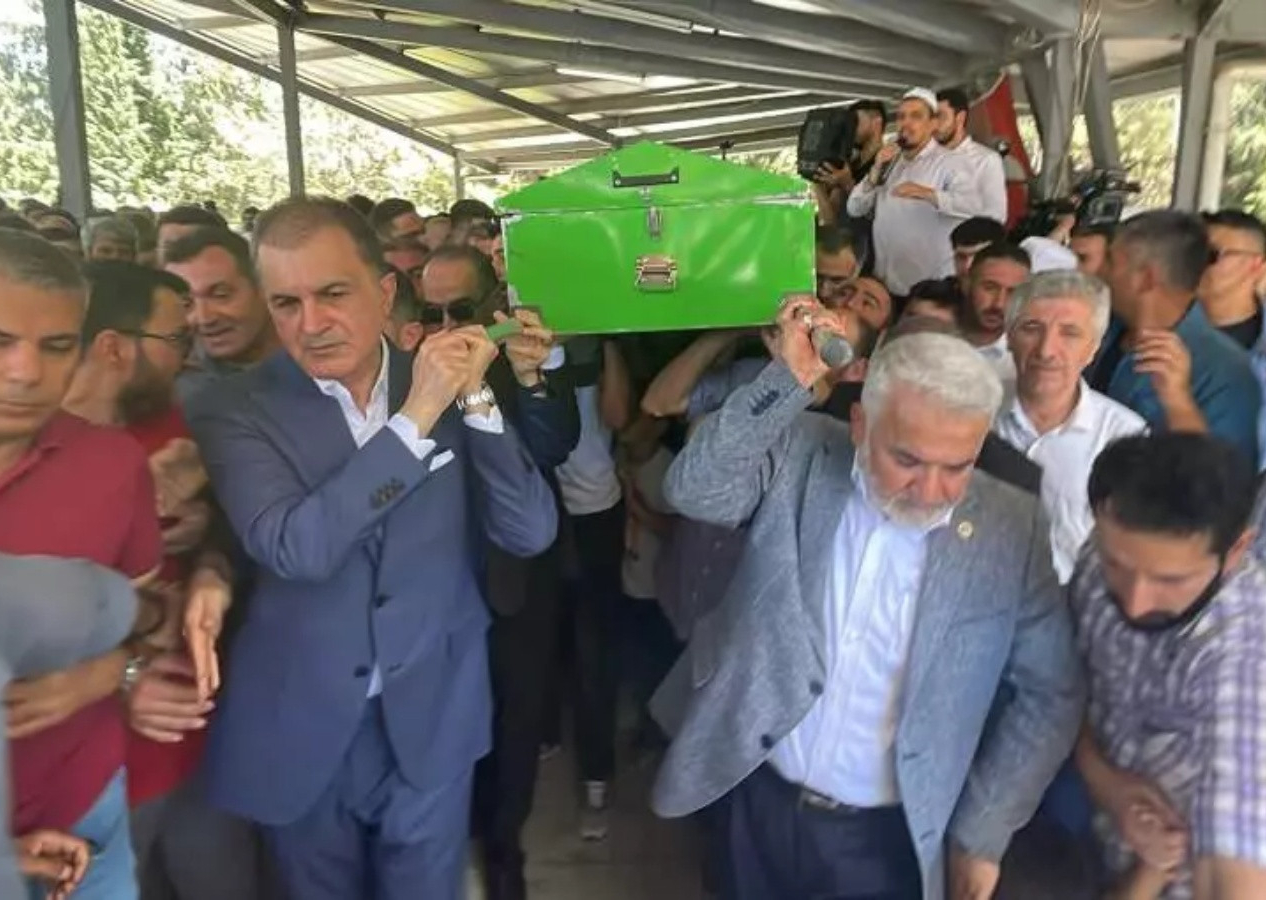 Bıçaklı saldırıda öldürülen HÜDA PAR'lı Sacit Pişgin'in cenazesi defnedildi! Ömer Çelik de katıldı...