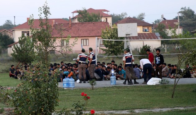 Durdurulan otobüste 160 kaçak yakalandı...