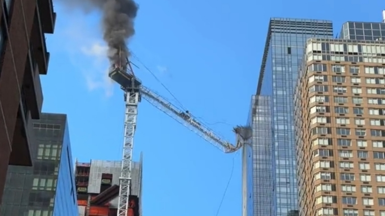 New York'ta korku dolu anlar: Vinç devrilip karşıdaki binaya çarptı
