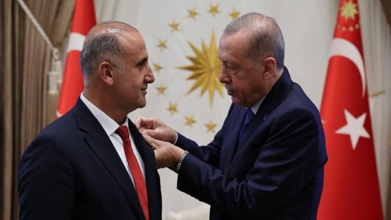 AK Parti'ye geçti, rozetini Cumhurbaşkanı Recep Tayyip Erdoğan taktı!
