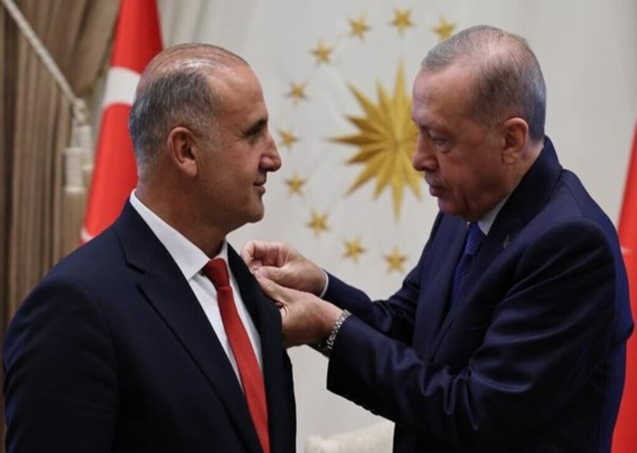 AK Parti'ye geçti, rozetini Cumhurbaşkanı Recep Tayyip Erdoğan taktı!