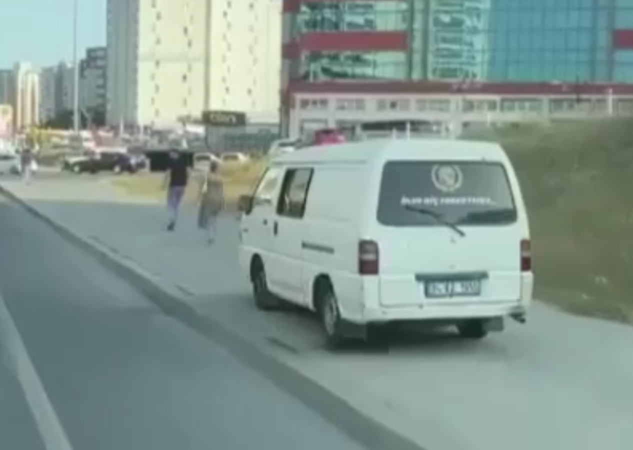 Bu işte bir terslik var! Kaldırımdan giden sürücü yayalara korna çaldı