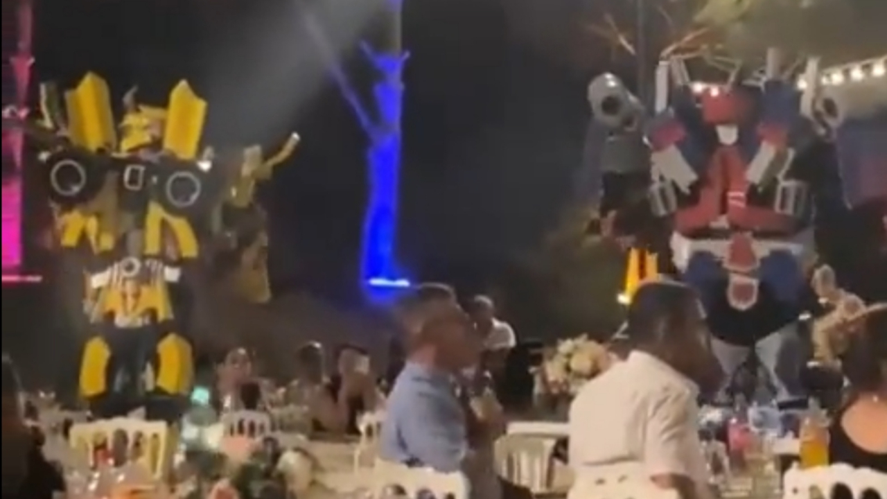 Düğünde Ankara havası oynayan Transformerslar sosyal medyayı salladı: Yandan da Spider-Man geçiyor...