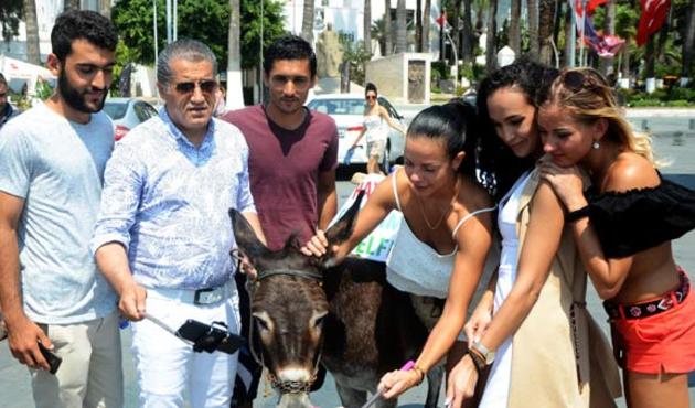 Bodrum'da 'eşekli tanıtım' yapan türkücüye linç girişimi!
