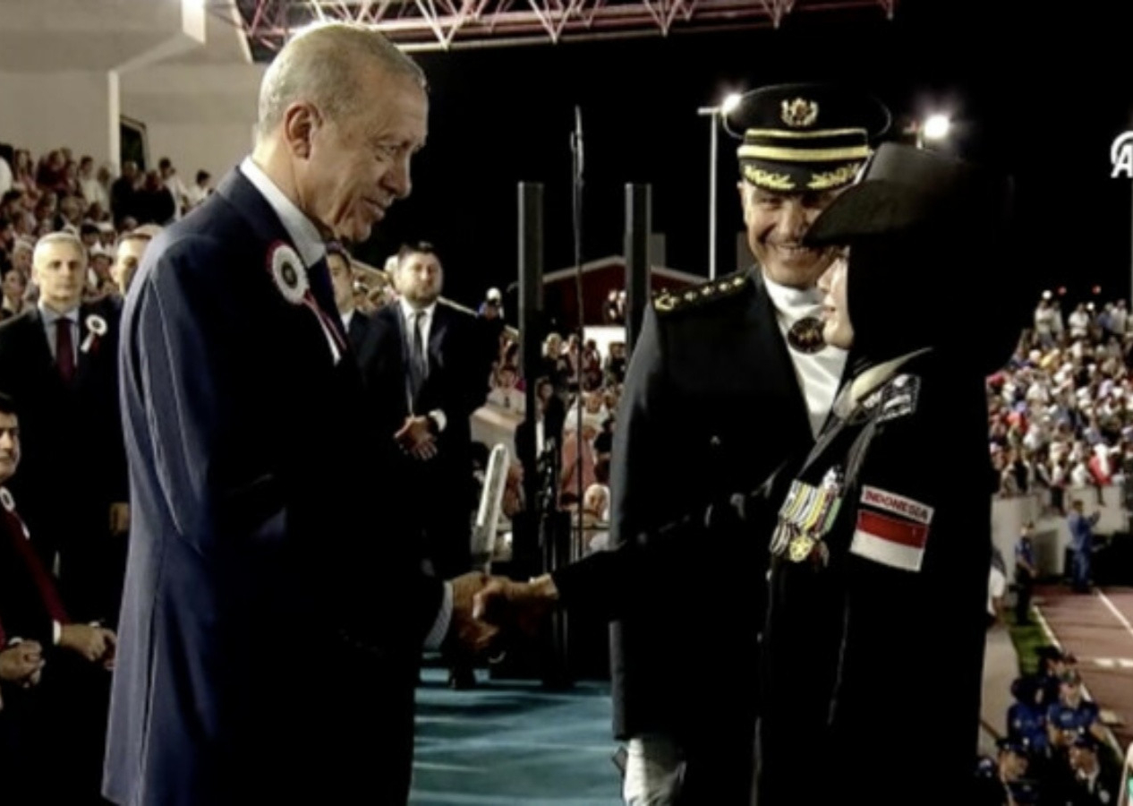 Erdoğan ile Endonezyalı Komiser Yardımcısı Alisa arasında gülümseten diyalog: Benden Widodo'ya selam